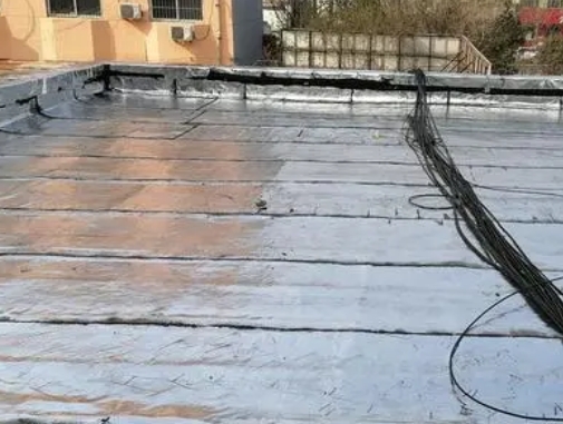 赣州市卫生间漏水维修公司分享下赣州市屋面楼顶防水刚性防水层施工要点。